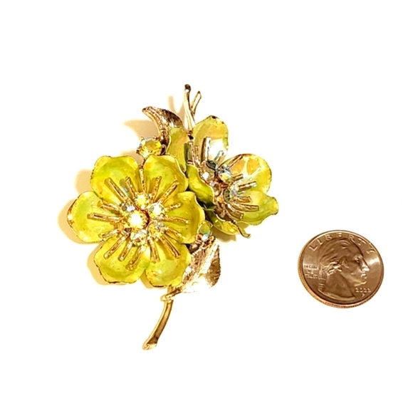 Vintage Coro (signed) Enamel Flower Brooch Pin - Picture 3 of 6